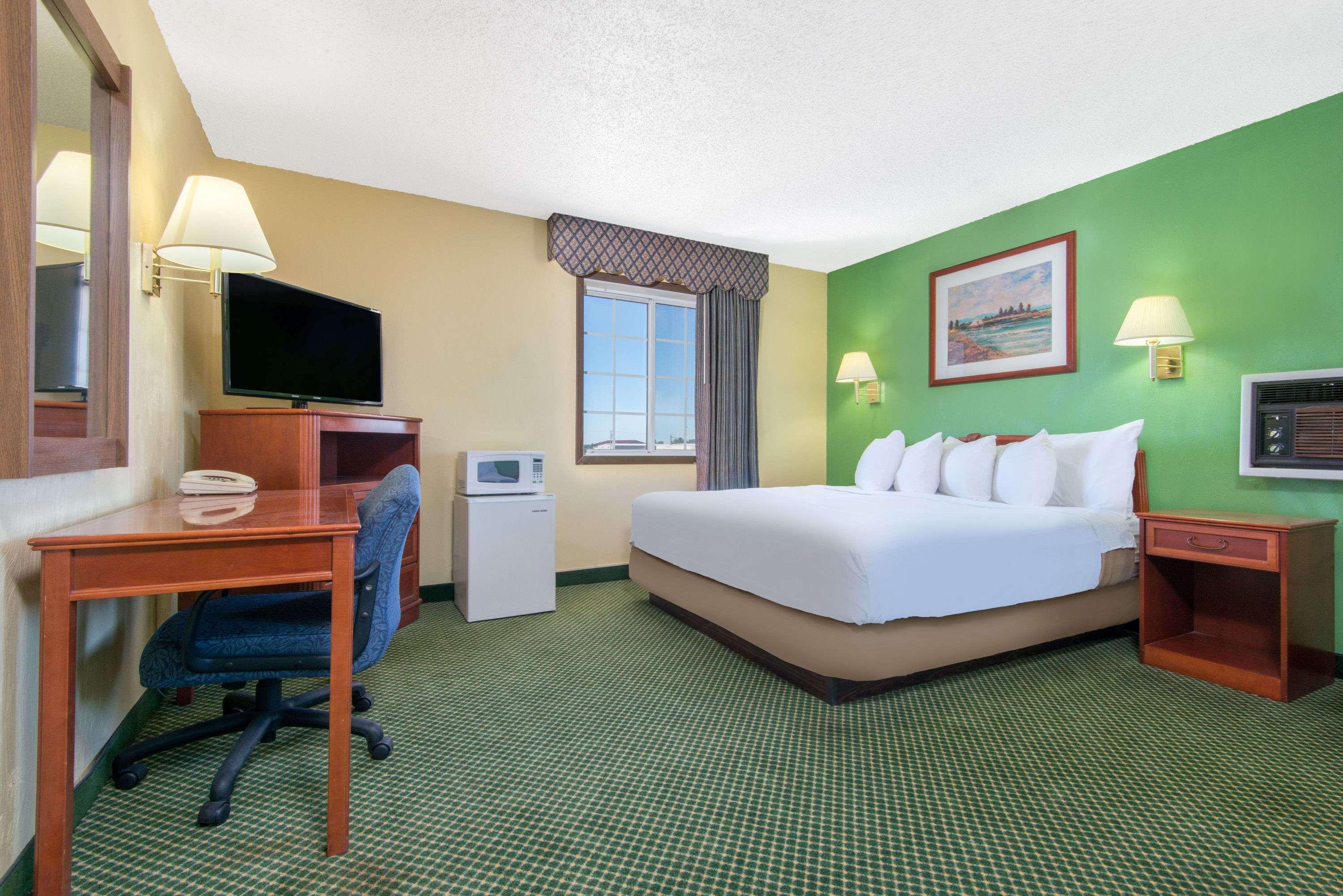 Days Inn By Wyndham Great Bend Екстериор снимка