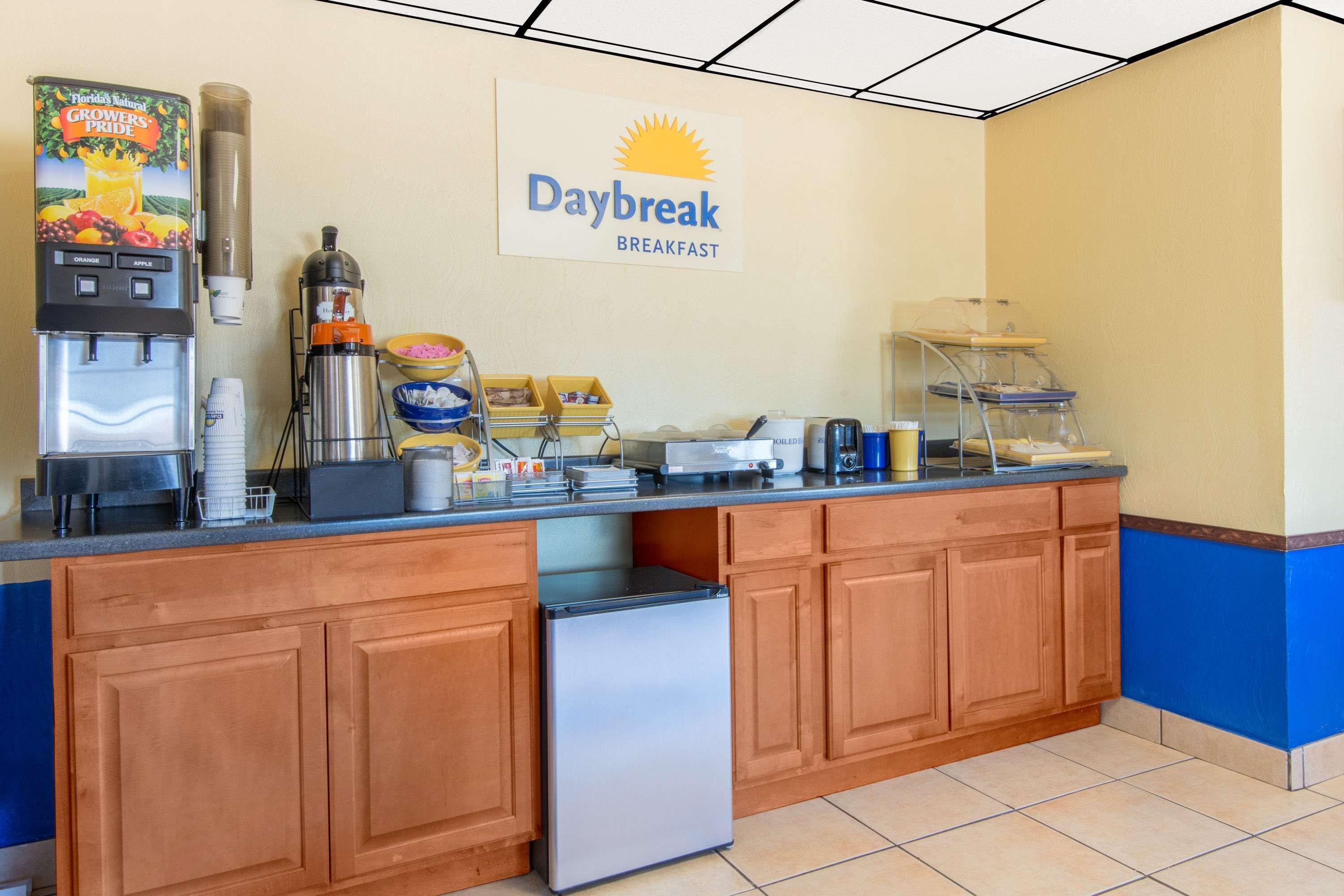 Days Inn By Wyndham Great Bend Екстериор снимка