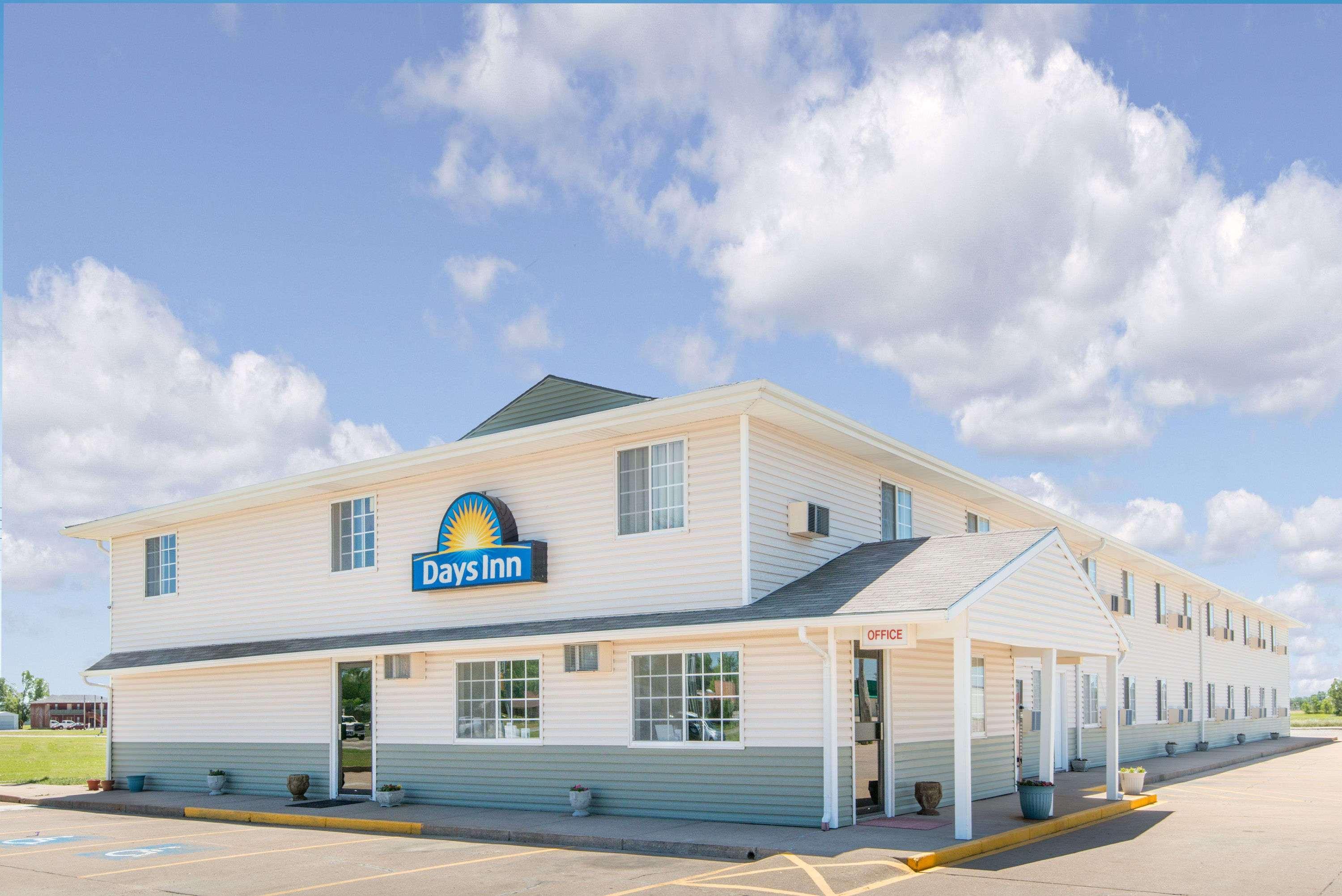 Days Inn By Wyndham Great Bend Екстериор снимка