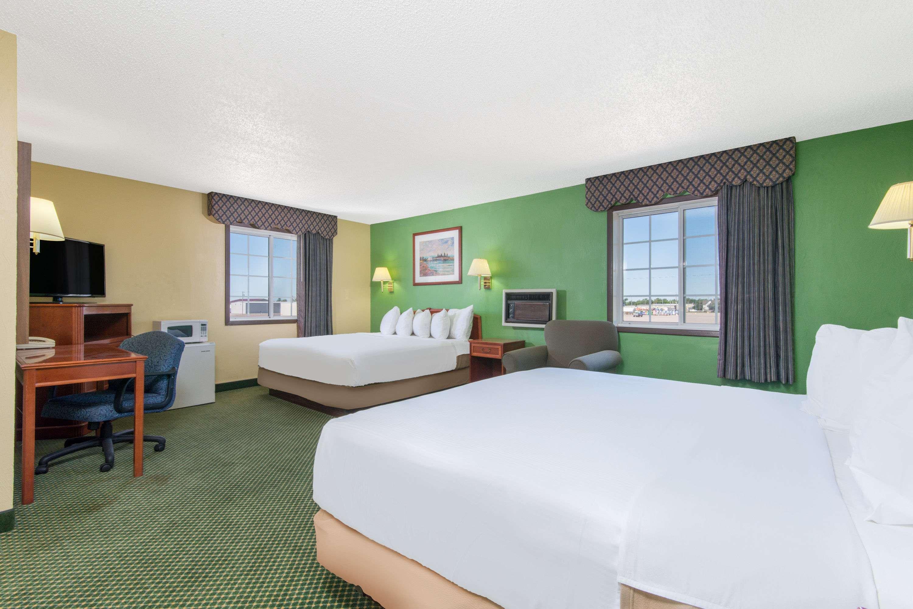Days Inn By Wyndham Great Bend Екстериор снимка