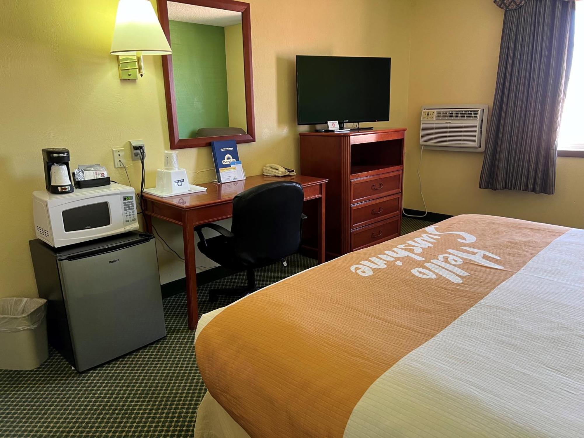 Days Inn By Wyndham Great Bend Екстериор снимка