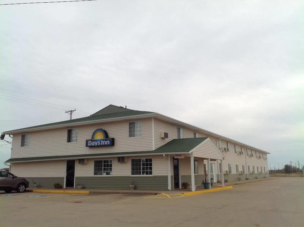 Days Inn By Wyndham Great Bend Екстериор снимка